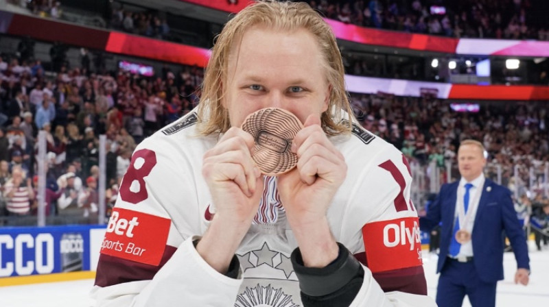Rodrigo Ābols un Artis Ābols. Foto: IIHF