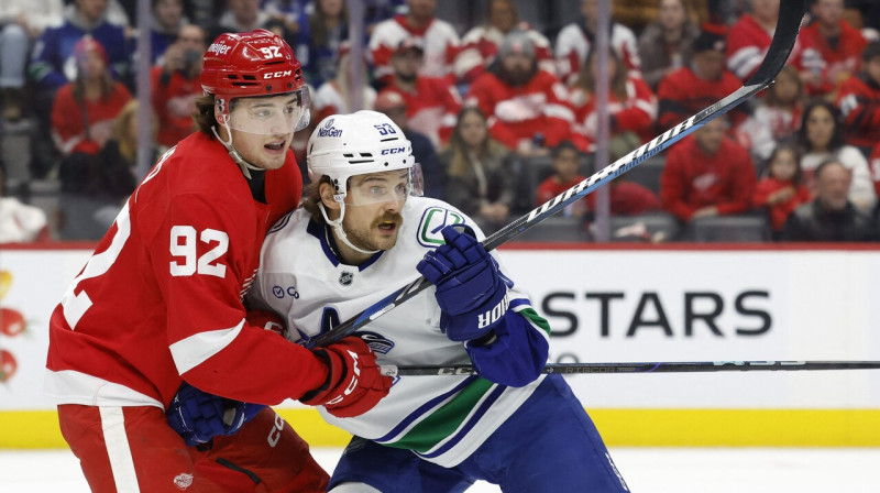 Teodors Bļugers cīņā pret Detroitas "Red Wings" austriešu uzbrucēju Marko Kasperu. Foto: Rick Osentoski/USA Today Sports/Scanpix