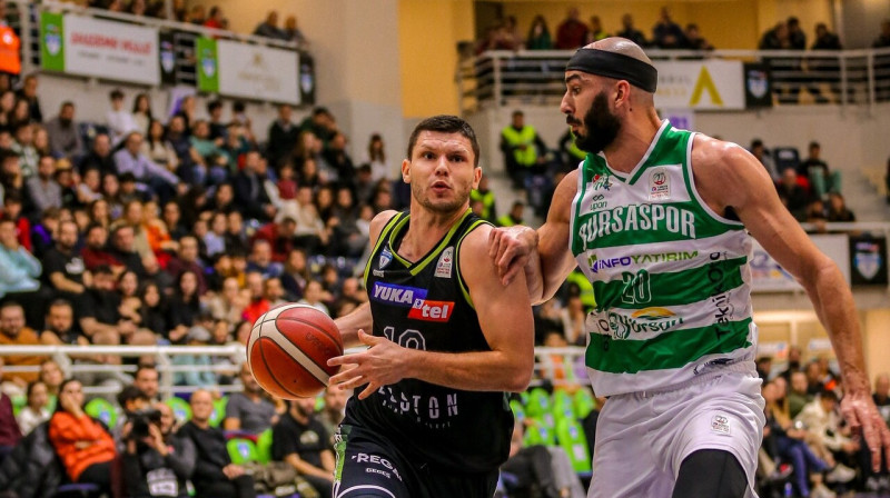 Rihards Lomažs uzbrukumā. Foto: Merkezefendi Belediyesi