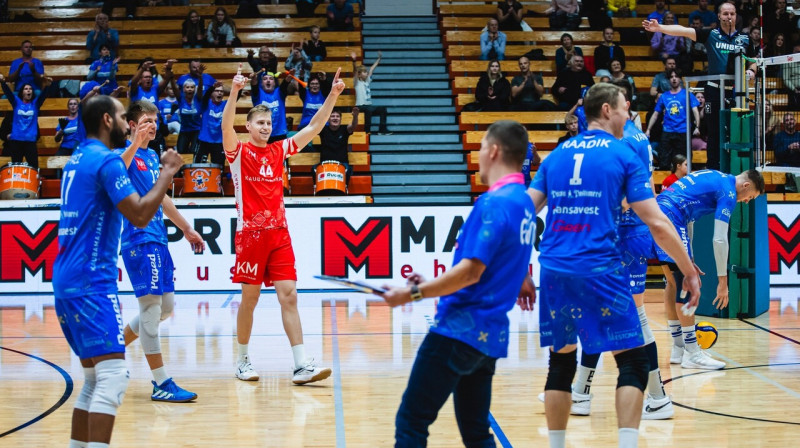 Toms Emīls Liepa (Nr. 13), citi Pērnavas komandas volejbolisti un treneris Rainers Vasiļjevs. 
Foto: Reigo Teervalt/Pärnu Võrkpalliklubi