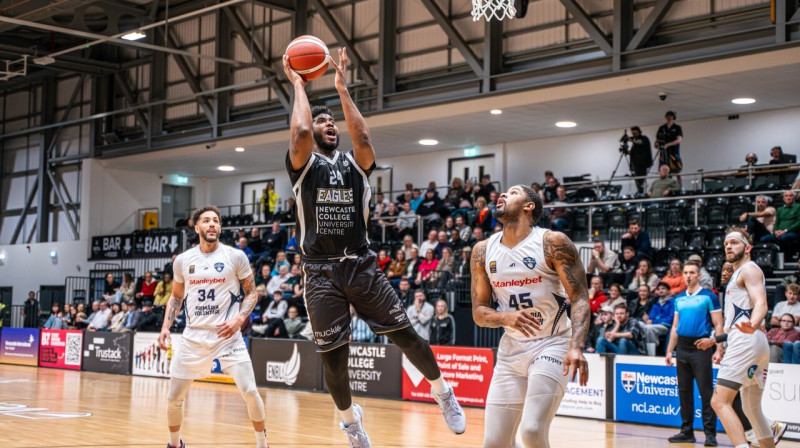 Ņūkāslas "Eagles" basketbolists Kristians Džeimss uzbrukumā pret Rumānijas "Voluntari". Foto: Newcastle Eagles