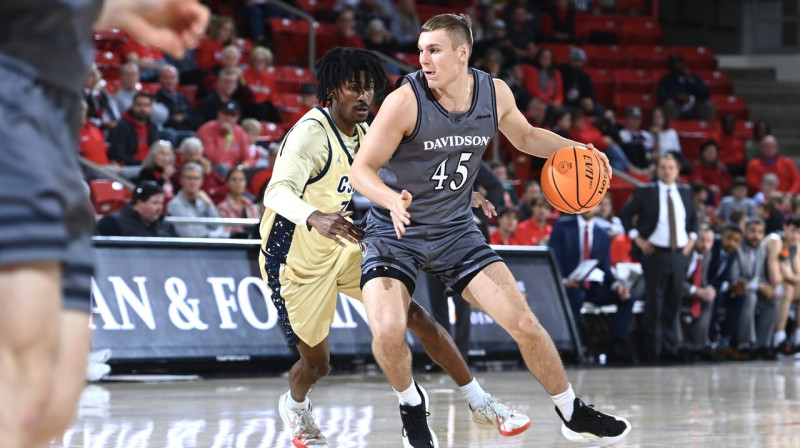 Roberts Blūms ar bumbu. Foto: Tim Cowie/Davidson College Men's Basketball