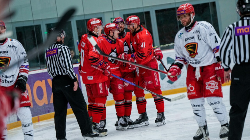 Frīdekmīstekas komandas hokejistu prieks par Georga Golovkova vārtu guvumu. Foto: Samuel Rychecký/HC Frýdek-Místek