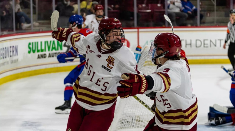 Džeimss Heigenss (Nr. 10) pēc vārtu guvuma. Foto: Meg Kelly/Boston College Eagles