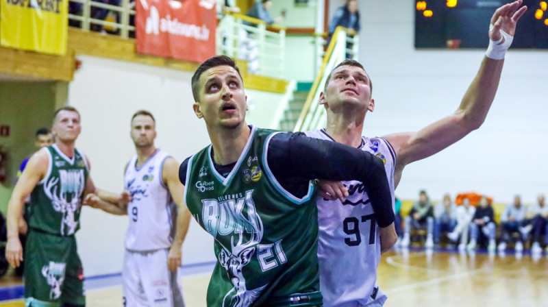 Rihards Bērziņš cīņā ar Madaru Kokinu. Foto: Jānis Magdaļenoks