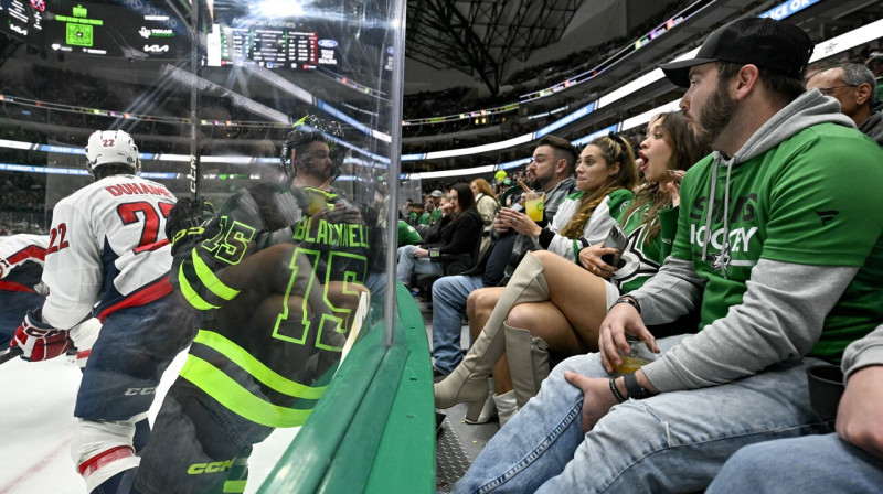 Līdzjutēji vēro Dalasas "Stars" un Vašingtonas "Capitals" cīņu. Foto: Jerome Miron/USA Today Sports/Scanpix