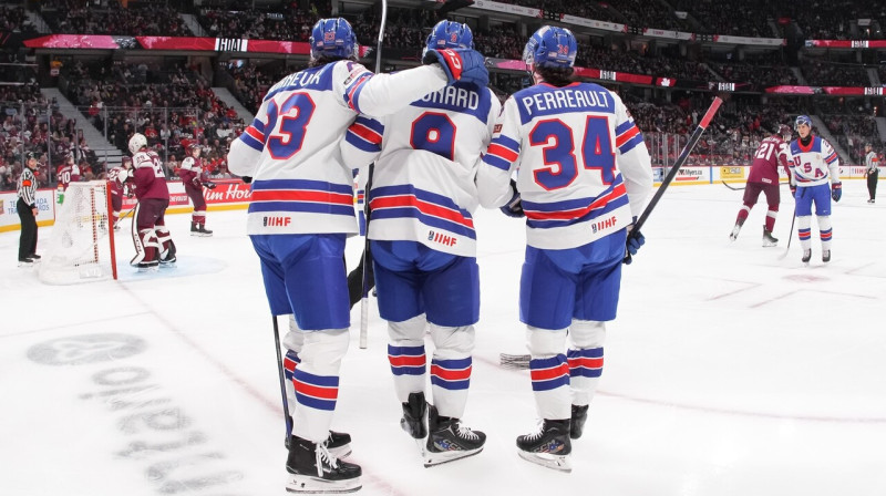 ASV hokejisti pēc vārtu guvuma pret Latvijas U20 valstsvienību. Foto: IIHF