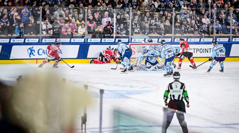 Mirklis no Kanādas un Štraubingas "Tigers" spēles Špenglera kausā. Foto: Melanie Duchene/EPA/Scanpix
