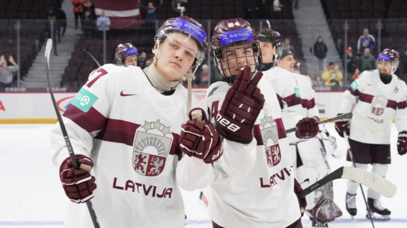 Markuss Sieradzkis un Daniels Serkins. Foto: IIHF