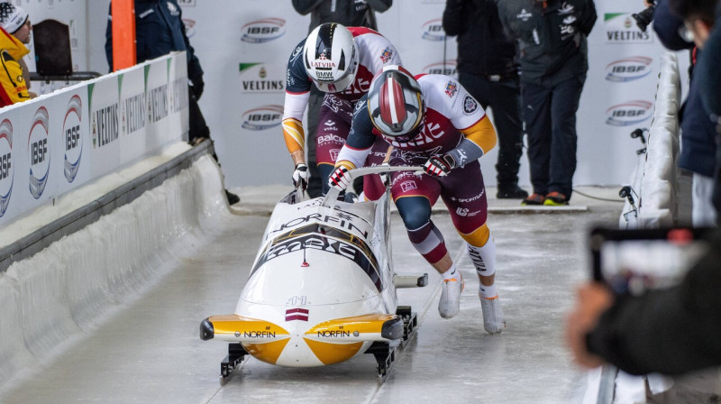 Jākabs Kalenda ar stūmēju Arni Bebrišu Vinterbergas trasē. Foto: Imago Images/Scanpix