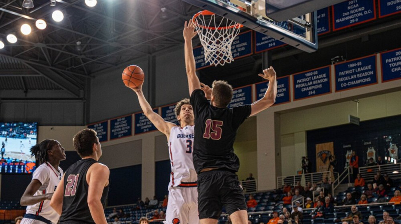 Noa Viljamsons mirkli pirms danka. Foto: Bucknell MBB