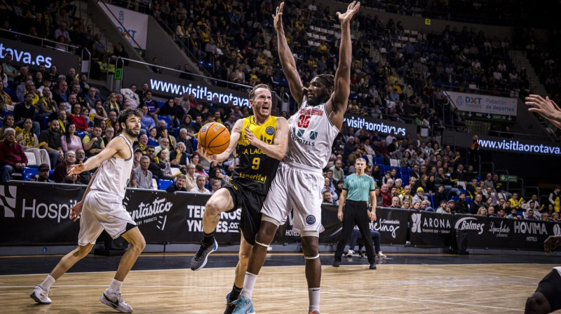 Marselinju Uertass uzbrukumā 2025. gada 28. janvāra spēlē FIBA Čempionu līgā. Foto: FIBA