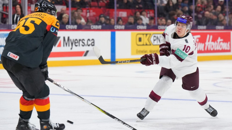 Harijs Cjunskis metiena brīdī. Foto: IIHF