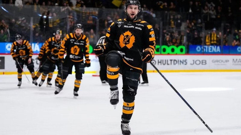 Mārtiņš Dzierkals pēc uzvaras vārtu guvuma. Foto: Ola Westerberg/Bildbyrån