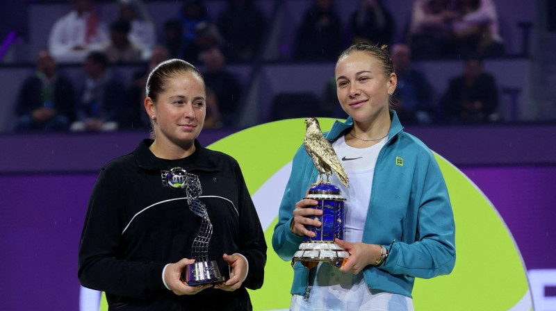 Aļona Ostapenko un Amanda Aņisimova ar Dohas trofejām. Foto: Reuters/Scanpix