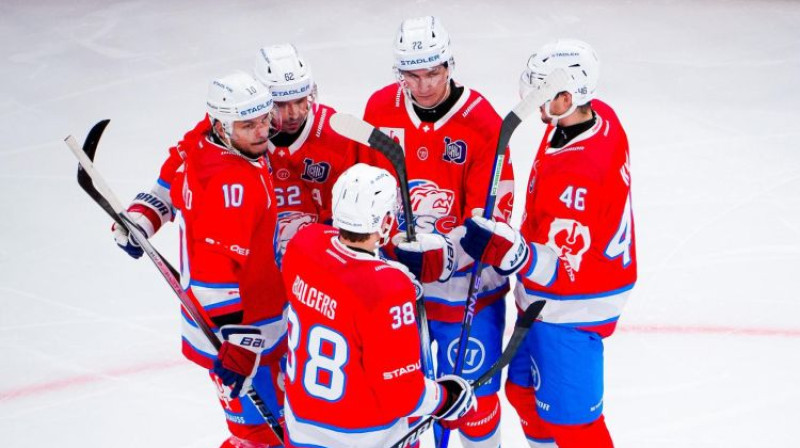 Rūdolfs Balcers ar komandu. Foto: ZSC Lions