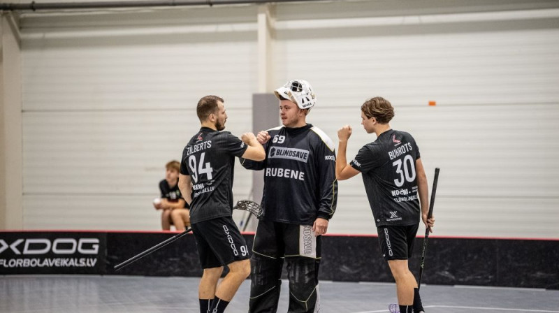 Roberts Trepšs (centrā) vienīgos vārtus ielaida skaitliskajā mazākumā, foto: Jānis Lārmanis, Floorball.lv