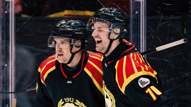 Miks Indrašis ar Jakobu Silfverberju pēc vārtu guvuma. Foto: Brynäs IF