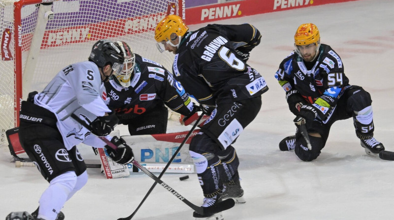 Cīņa pie Kristera Gudļevska sargātajiem vārtiem. Foto: Burghard Schreyer/Kolbert-Press/Imago Images/Scanpix