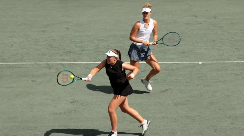 Aļona Ostapenko un Erina Routlifa. Foto: Credit One Charleston Open