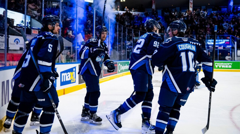 Rimuskī "Océanic" hokejisti pēc Ērika Mateiko (Nr. 92) vārtu guvuma. Foto: FolioPhoto/Club de hockey L'Océanic de Rimouski