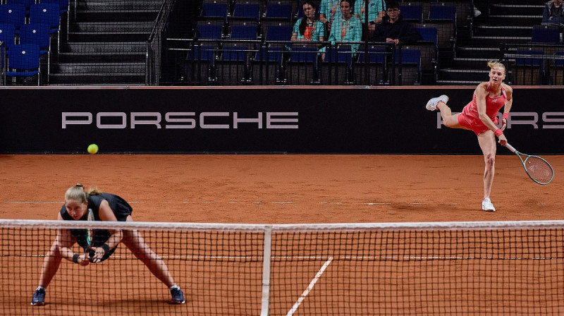 Aļona Ostapenko un Dajana Jastremska. Foto: ZUMA Press/Scanpix
