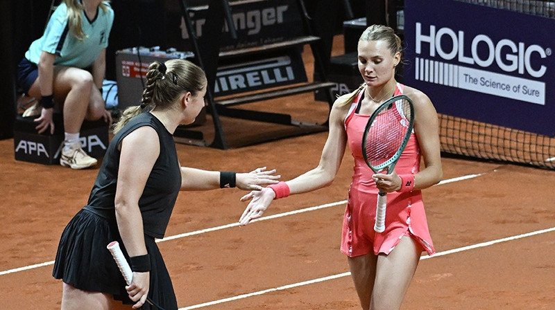 Aļona Ostapenko un Dajana Jastremska. Foto: porsche-tennis.com