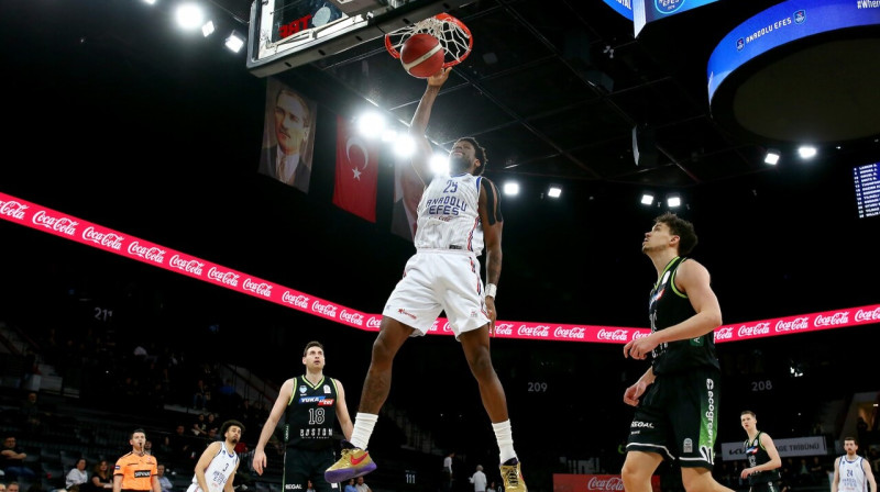 Stambulas "Anadolu Efes" uzbrucējs Daniels Oturu uzbrukumā. Foto: Anadolu Efes SK