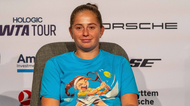 Aļona Ostapenko preses konfeerencē. Foto: Imago/Eibner/Scanpix