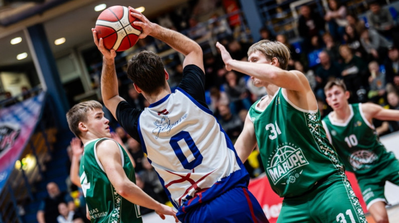 Armands Ginters mārupiešu ielenkumā. Foto: Raimonds Subatovičs
