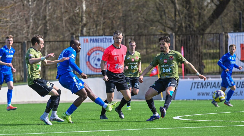 Telšu "Džiugas" futbolisti Fražs Kermanī (Nr. 8) un Oleksandrs Kurcevs (Nr. 26). Foto: Paulius Židonis