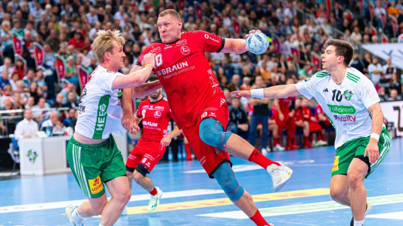 Dainis Krištopāns uzbrukumā, Renārs Uščins – aizsardzībā. Foto: Jan Günther/TSV Hannover-Burgdorf/Imago Images/Scanpix