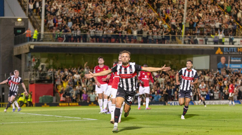 Grimsbijas kluba futbolists Čārlzs Vernams pēc vārtu guvuma pret Mančestras "United". Foto: Pro Sports Images/Scanpix