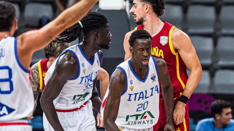 Saliū Niangs (no labās). Foto: FIBA