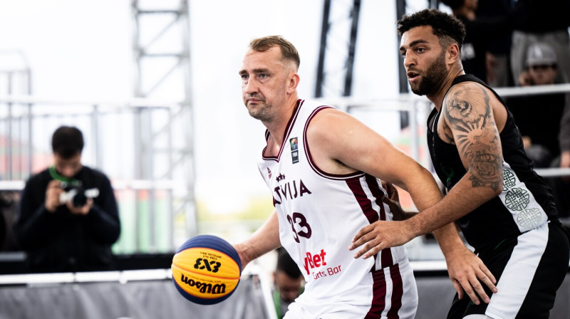 Rihards Kuksiks ar bumbu Latvijas 3x3 basketbolistu spēlē pret Īriju. Foto: FIBA