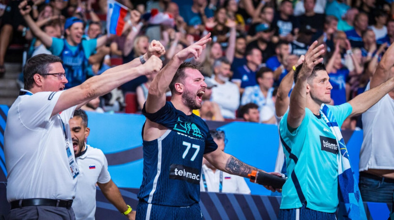 Luka Dončičs savus biedrus dedzīgi atbalstīja arī esot laukuma malā. Foto: FIBA