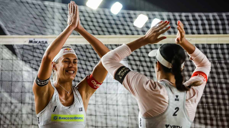 Tīna Graudiņa un Anastasija Samoilova. Foto: volleyballworld.com