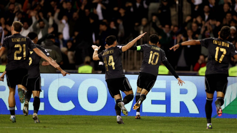 "Qarabağ" futbolisti pēc vārtu guvuma. Foto: Giorgi Arjevanidze/AFP/Scanpix
