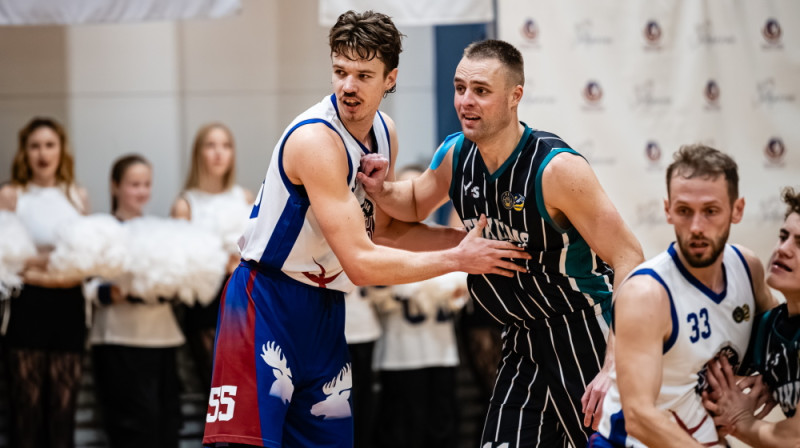 Mārcis Saulītis cīņā ar Dāvidu Ozoliņu. Foto: Raimonds Subatovičs