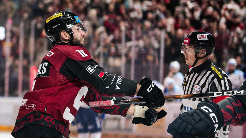 Mārtiņš Dzierkals pēc vārtu guvuma Prāgā. Foto: HC Sparta Praha