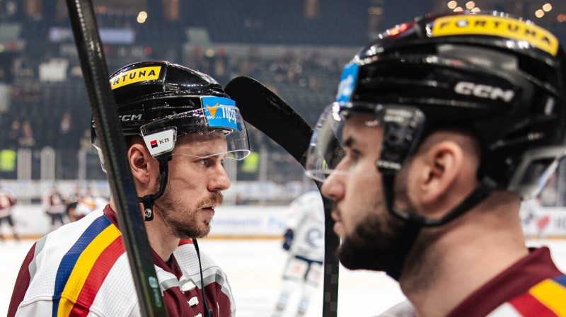 Mārtiņš Dzierkals un komandas biedrs. Foto: HC Sparta Praha