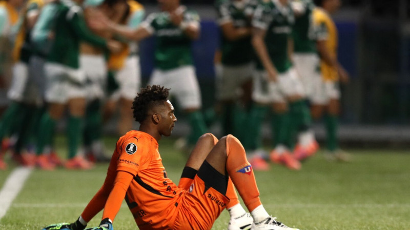 Kito kluba vārtsargs Aleksandrs Domingess pēc ielaistajiem ceturtajiem vārtiem "Libertadores" kausa pusfinālā. Foto: Jean Carniel/Reuters/Scanpix