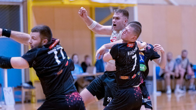 Spēles moments no cīņas starp "Tenax Dobele" un "Mistra". Foto: Arvi Sirms/Igaunijas Handbola federācija