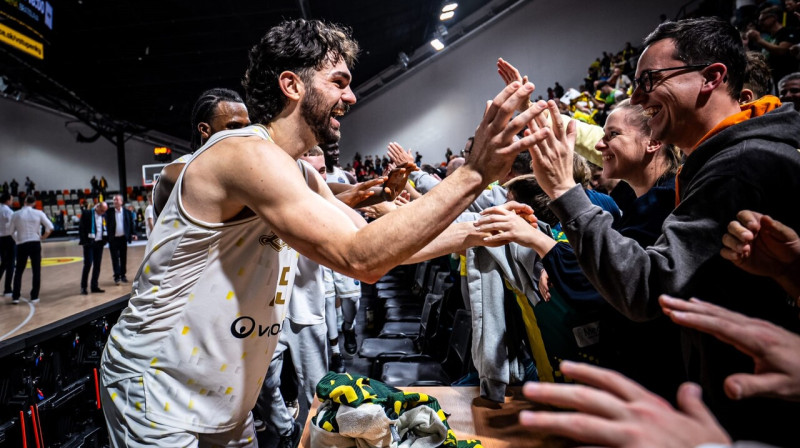 Amerikānis Vils Keriuss ar Levices "Patriotu" līdzjutējiem pēc uzvaras pār Ungārijas čempioni. Foto: FIBA