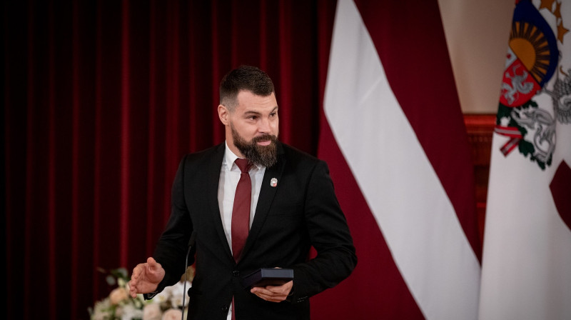 Kaspars Daugaviņš saņem ordeni. Foto:  Dāvis Doršs, Valsts prezidenta kanceleja