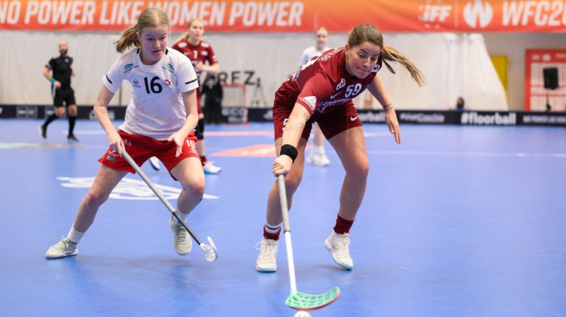 Evelīna Garbare (no labās) atzīmējās ar diviem vārtu guvumiem, foto: Vaclav Mikulik, IFF