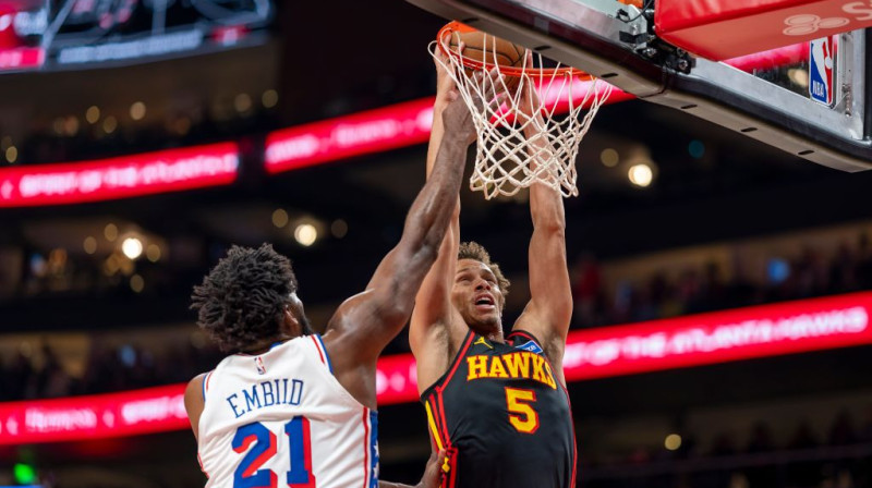 Džoels Embīds mēģina bloķēt Daisonu Denielu. Foto. AP. Scapix