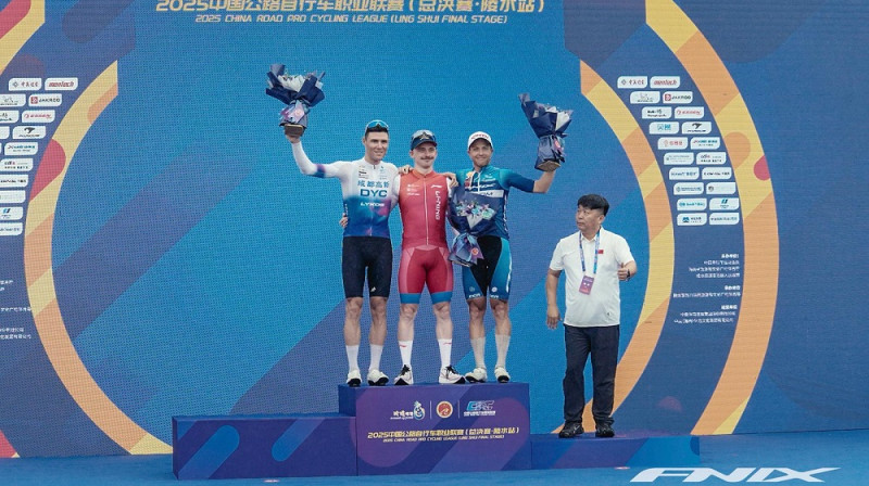 Māris Bogdanovičs (pirmais no labās uz pjedestāla augstākā pakāpiena). Foto: LRF.