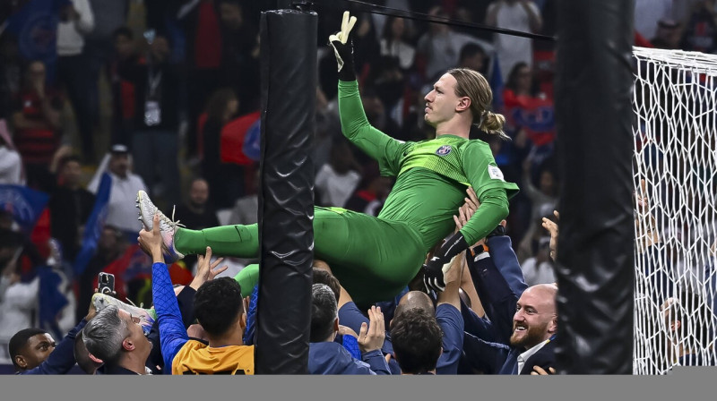 Parīzes "Saint-Germain" vārtsargs Matvejs Safonovs pēc triumfa FIFA Starpkontinentālajā kausā. Foto: Noushad Thekkayil/Imago Images/Scanpix