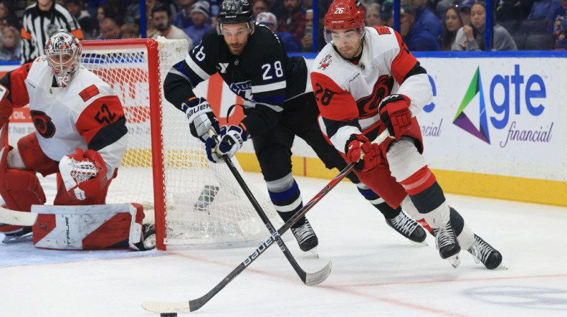 Zemgus Girgensons cīņā ar Šonu Vokeru. Foto. AP. Scanpix